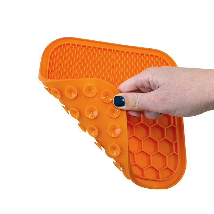 web_0079_M-PETS_60515605 Licking mat Orange M Suction cups